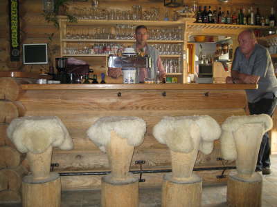 Bar mit Lammfellhockern